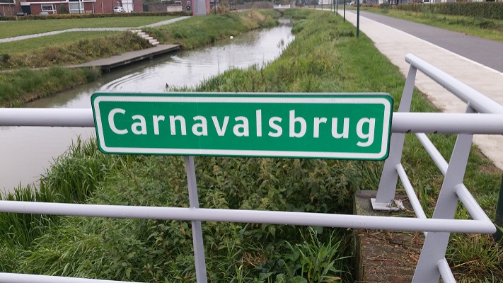 Wandelen in Park Lingezegen over het Doornikpad bij carnavalsbrug in Lent