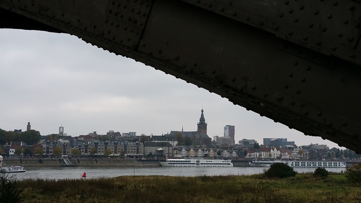 Wandelen in Park Lingezegen over het Doornikpad met zicht op Nijmegen
