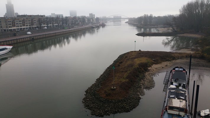 Wandelen in Park Lingezegen over het Romeinenpad bij de Nederrijn in Arnhem