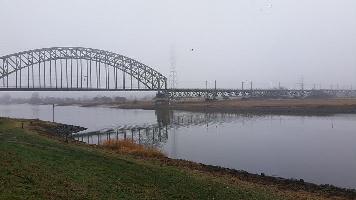 Wandelen in Park Lingezegen over het Romeinenpad bij spoorbrug in Arnhem
