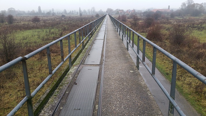 Wandelen in Park Lingezegen over het Romeinenpad bij brug overlaat Meinerswijk