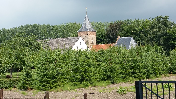 Wandelen in Park Lingezegen over Lingewaardpad met zicht op NH Kerk in Ressen