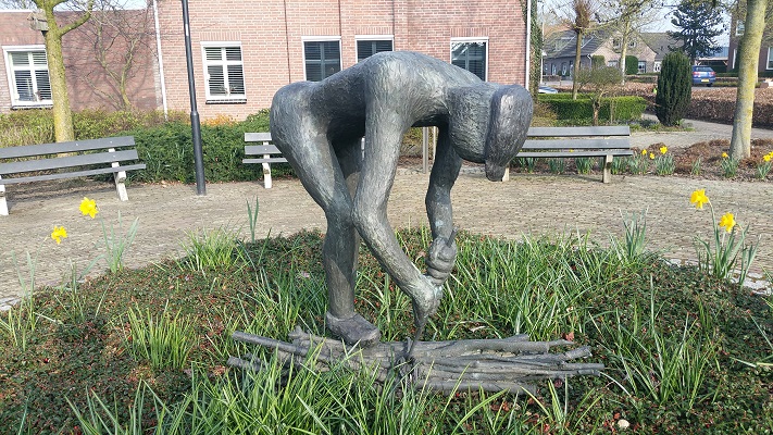 Wandelen over het Peelpad bij beeld De Schânseknuppels in Castenray