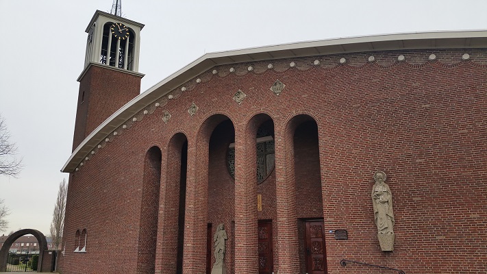 Wandelen over het Peelpad bij de kerk in Nederweert-Eind