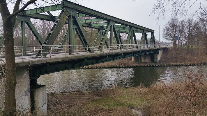 Wandelen over het Peelpad bij brug over kanaal Wessen-Nederweert