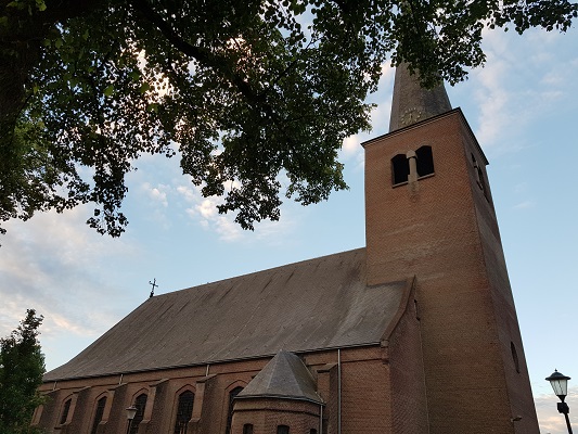 Wandelen over het Peelpad bij de kerk in Grashoek