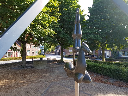 Wandelen over het Peelpad bij een beeld in Sevenum