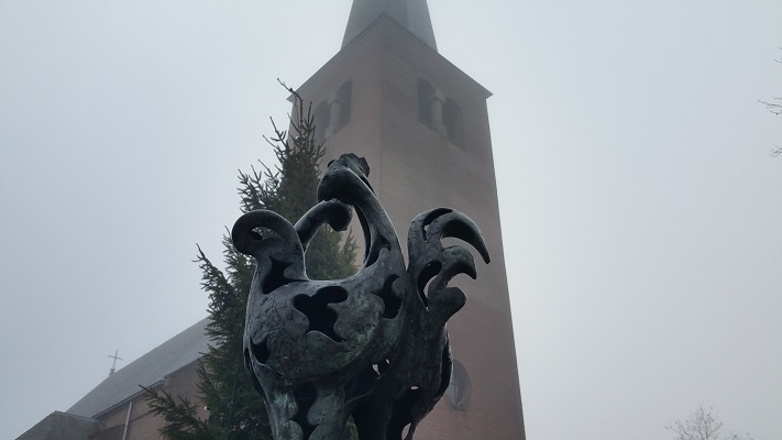 Wandelen over het Peelpad bij de kerk in Grashoek