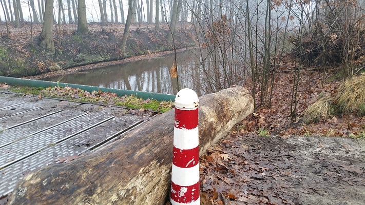 Wandelen over het Peelpad bij brug over de Helenavaart