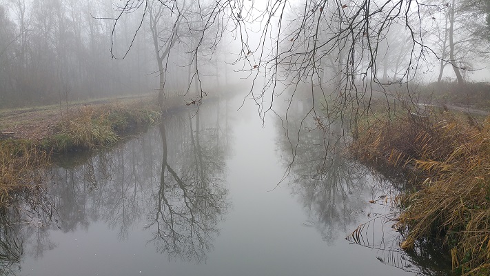 Wandelen over het Peelpad bij het kanaal van Deurne