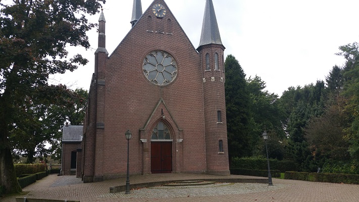 Wandelen over het Peelpad biji de kerk in Griendtsveen