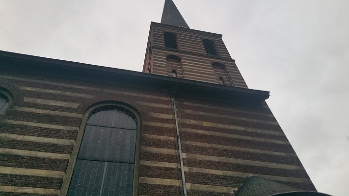 Wandelen over het Peelpad bij de kerk in Meyel