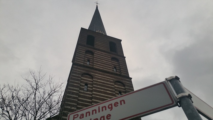 Wandelen over het Peelpad bij de kerk in Meyel