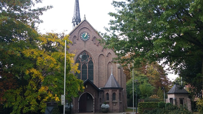 Wandelen over het Peelpad bij kerk in Heusden