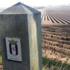Wandelen over het Peelpad bij grenspaal Land van Kessel in Overloon