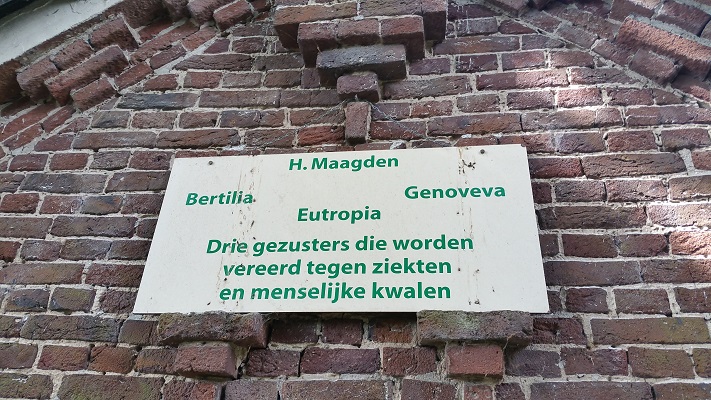Wandelen over het Peelpad bij opschrift op Kapel in Swartbroek