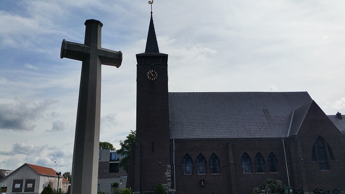 Wandelen over het Peelpad bij de kerk in Swartbroek