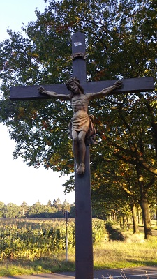 Wandelen over het Peerkepad bij wegkruis in Borkel