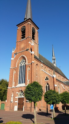 Wandelen over het Peerkepad bij kerk in Bergeijk