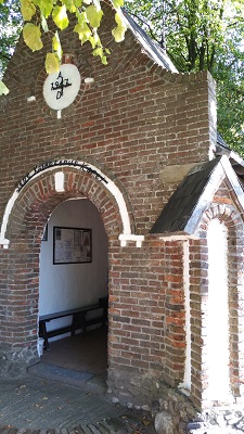 Wandelen over het Peerkepad bij kapel in Westerhoven