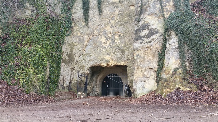 Wandelen over het Peerkepad bij de grotten in Valkenburg