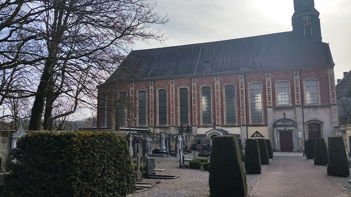 Wandelen over het Peerkepad bij de kerk in Sint Gerlach