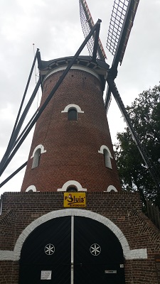 Wandelen over het Peerkepad bij de Jacobusmolen in Vessem