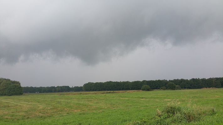Wandelen over het Peerkepad met een onweerswolk bij Vessem