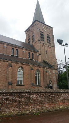 Wandelen over het Peerkepad bij kerk in Vessem