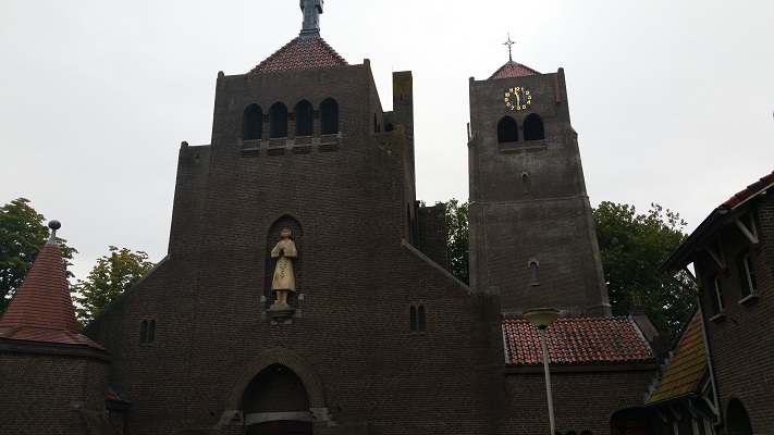 Wandelen over het Peerkepad bij de kerk in Spoordonk
