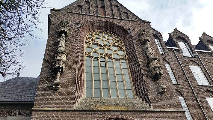 Wandelen over het Peerkepad in de voetsporen van Peerke Donders bij de kerk in Wittem