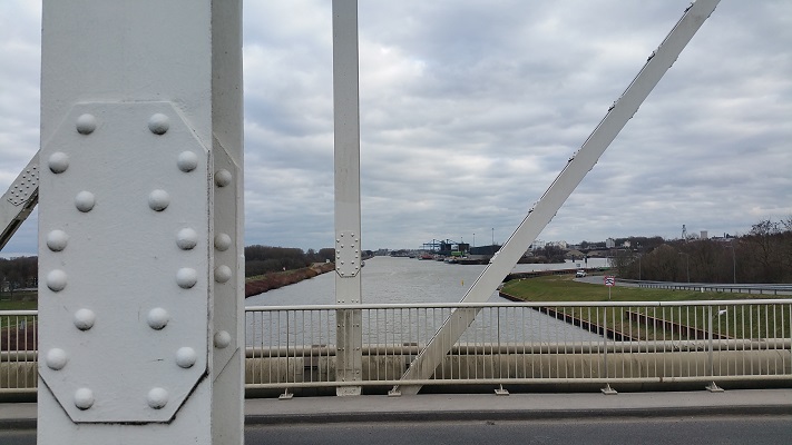 Wandelen over het Peerkepad in de voetsporen van Peerke Donders op brug over Julianakanaal in Stein