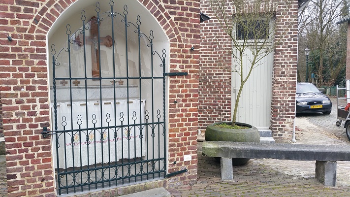 Wandelen over het Peerkepad in de voetsporen van Peerke Donders bij kapel aan de Kaak in Elsloo