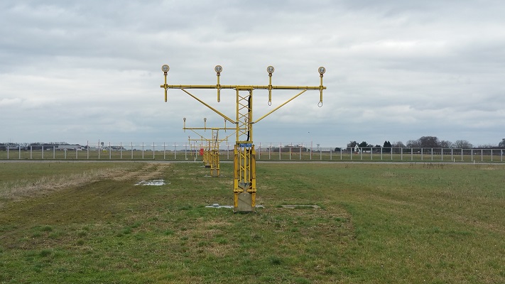 Wandelen over het Peerkepad in de voetsporen van Peerke Donders bij landingsbaan van Maastricht-Aachen Airport