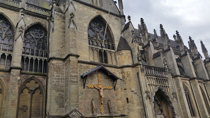Wandelen over het Peerkepad in de voetsporen van Peerke Donders bij de kerk in Meerssen
