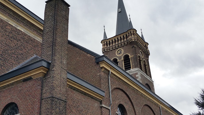 Wandelen over het Peerkepad in de voetsporen van Peerke Donders bij de kerk in Elsloo