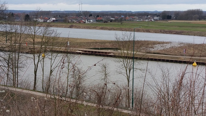 Wandelen over het Peerkepad in de voetsporen van Peerke Donders met zicht op Julianakanaal en de Grensmaas