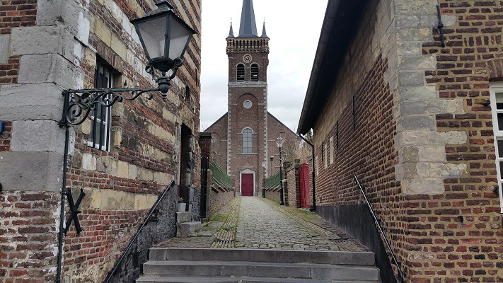 Wandelen over het Peerkepad in de voetsporen van Peerke Donders bij kerk in Elsloo