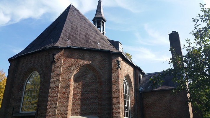 Wandelen over het Peerkepad bij de kerk in Bergeijk