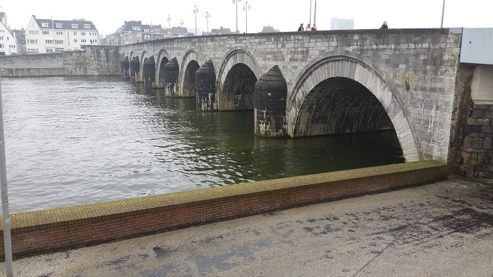 Sint Servaasbrug op een wandeling over het Pieterpad van Maastricht naar de Sint Pietersberg