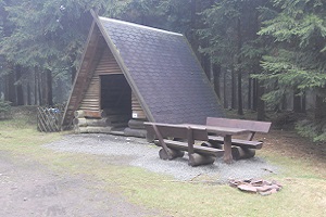 Schuilhut tijdens wandeling over Rennsteig in Thüringen in Duitsland