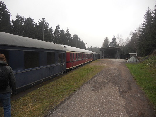 Treinen op treinstation tijdens wandeling van Bahnhof Rennsteig naar Rondell op wandelreis in Thüringen in Duitsland