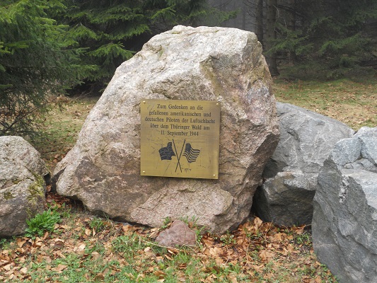 Herdenkingsteen tijdens wandeling over de Rennsteig van Nesselberg naar Grenzadler op wandelreis in Thüringen in Duitsland