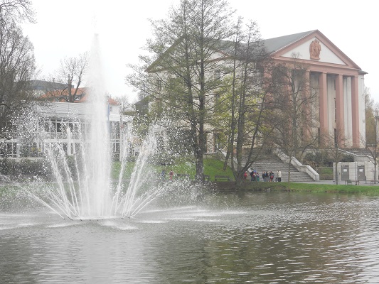 Fontein tijdens wandeling rond de Ohratalsperre op wandelreis in het Teutoburgerwald in Duitsland