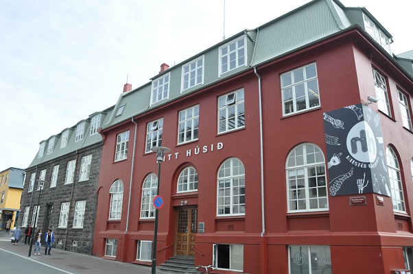 Authentiek historisch gebouw tijdens stadswandeling in Reykjavik op wandelreis in IJsland