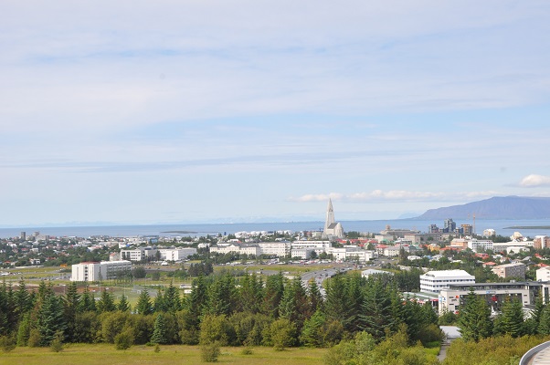 Uitzicht over Reykjavik tijdens stadswandeling op wandelreis in IJsland