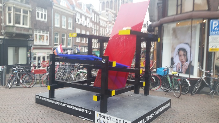 Stoel Mondriaan tentoonstelling tijdens Gerrit Rietveld wandelroute in Utrecht