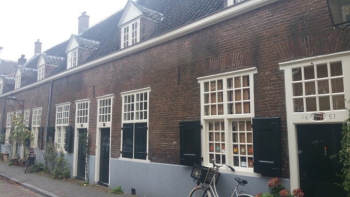 Oude arbeidershuizen tijdens Gerrit Rietveld wandelroute in Utrecht