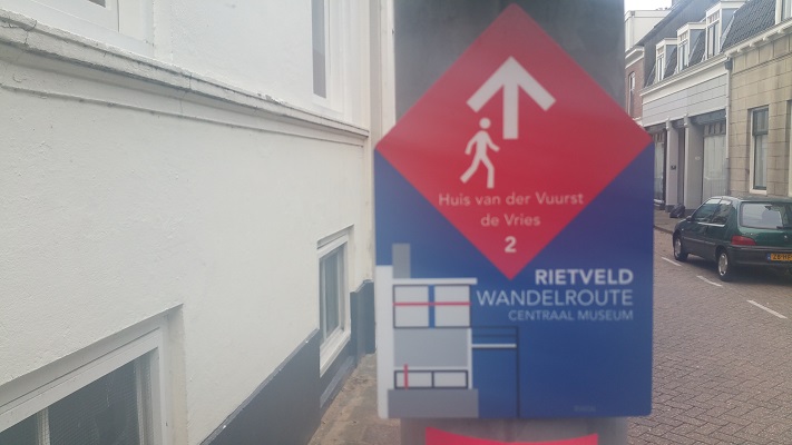 Rietveld wandelroute bordje tijdens Gerrit Rietveld wandelroute in Utrecht