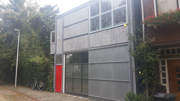 Garage ontworpen door Gerrit Rietveld tijdens Gerrit Rietveld wandelroute in Utrecht